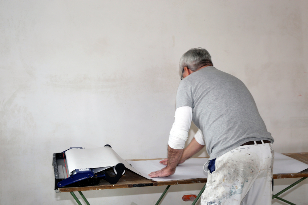 Renovlies aanbrengen in Heerlen. Ontdek de materialen en beste techniek om te behangen met renovlies behang.